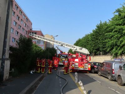 Ivry-sur-Seine, dimanche après-midi: Près d'une centaine de sapeurs-pompiers sont intervenus pour maîtriser un incendie dans un foyer Adoma. Quatre personnes ont été évacuées en urgence absolue